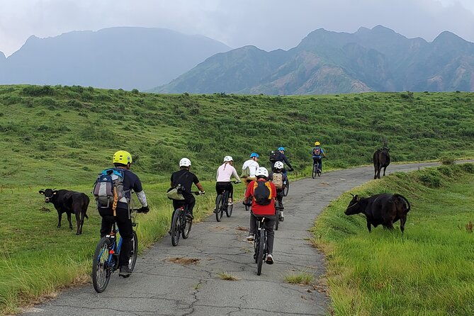 private-e-mtb-guided-cycling-around-mt-aso-volcano-grasslands