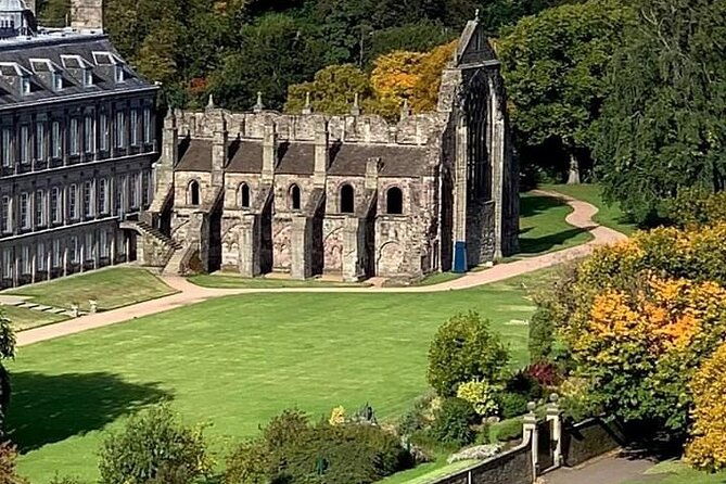 private-edinburgh-full-day-guided-tour-in-a-luxury-levc-txe-2