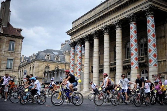 private-electric-bike-across-the-paris-wonders-night