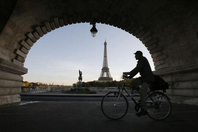 private-electric-bike-across-the-paris-wonders-night