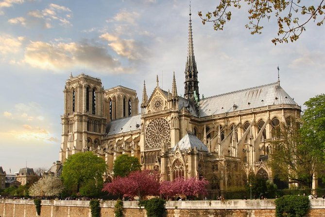 private-electric-bike-across-the-paris-wonders-night