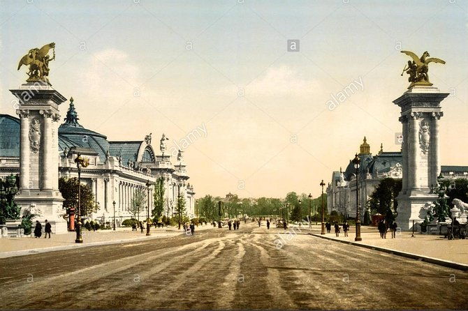 private-electric-bike-across-the-paris-wonders-night