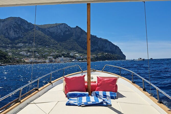 private-experience-on-classic-boat-discover-capri-in-3-hours