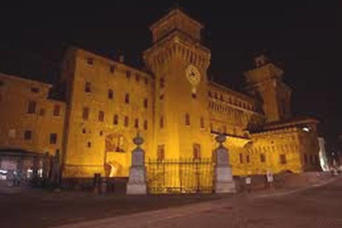 private-ferrara-tour-of-city-highlights-by-night