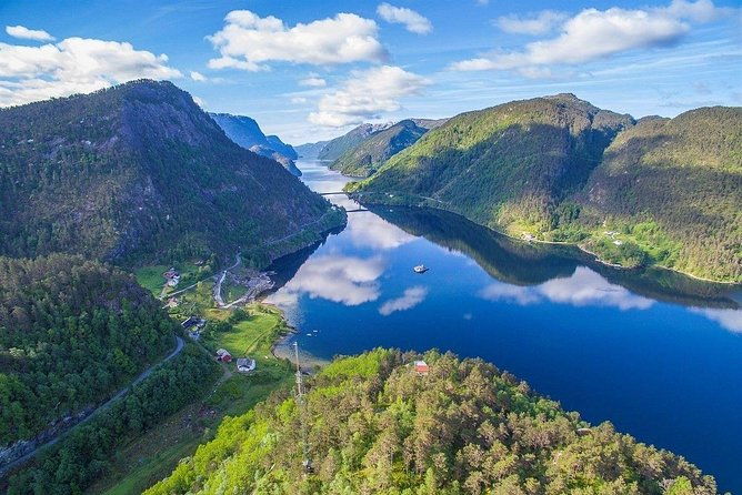 private-fjordcruise-by-luxury-pontoon-boat-bergen-fjords