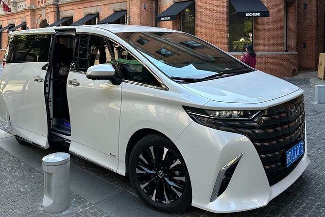 Private Full-Day Shanghai City Tour: Chauffeur & English Guide - Key Points