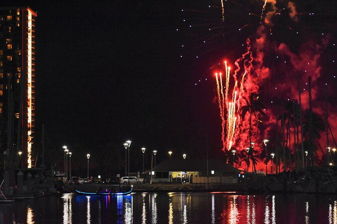 private-gondola-cruise-in-waikiki-with-drinks-and-pastry-2