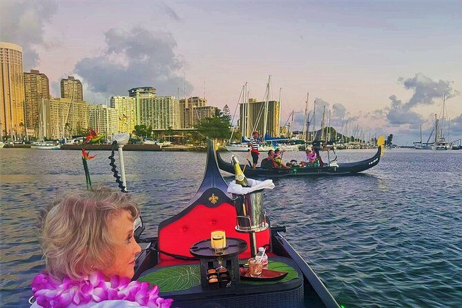 private-gondola-cruise-in-waikiki-with-drinks-and-pastry-2