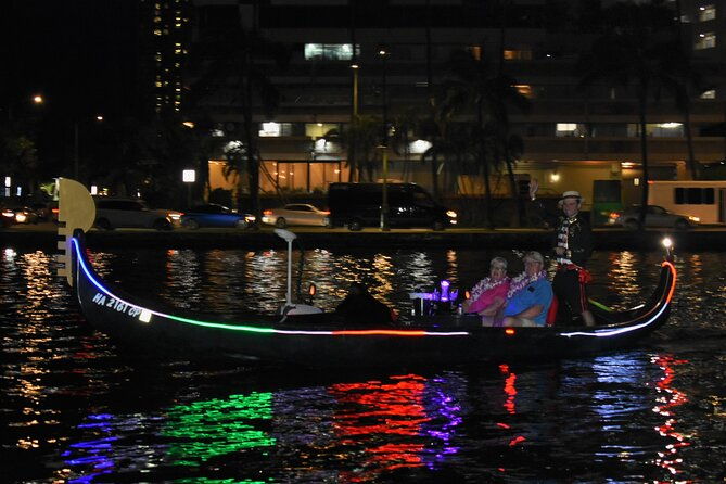 private-gondola-cruise-in-waikiki-with-drinks-and-pastry