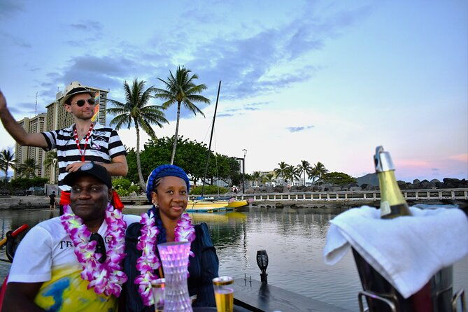 private-gondola-cruise-in-waikiki-with-drinks-and-pastry
