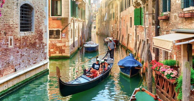 private-gondola-experience-discover-venices-waterways