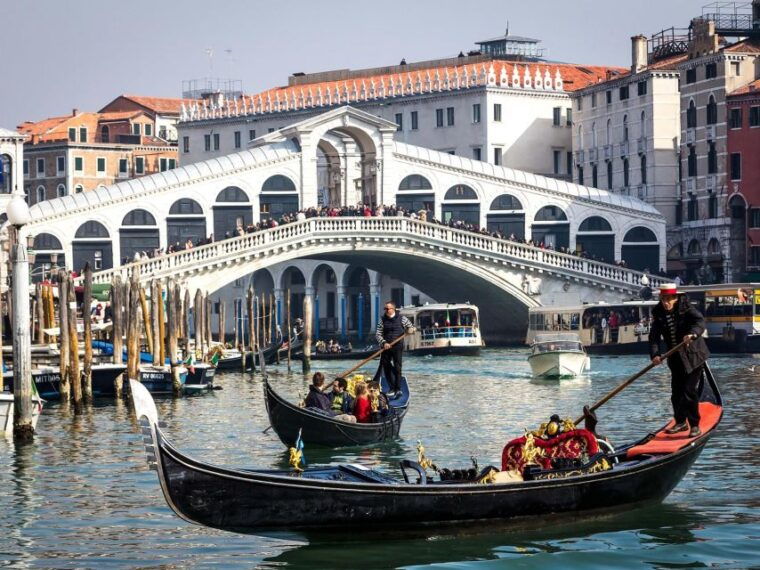 private-gondola-experience-discover-venices-waterways