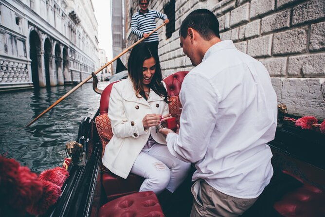 private-gondola-ride-with-professional-photographer-in-venice-2