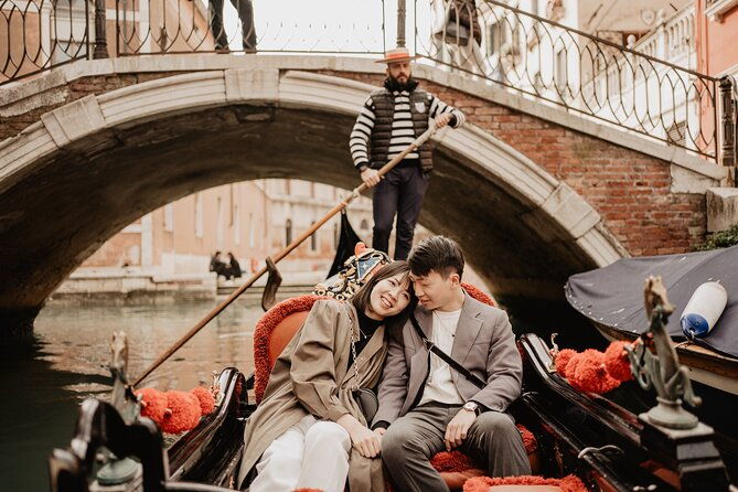 private-gondola-ride-with-professional-photographer-in-venice-2