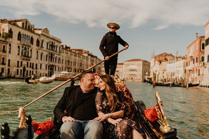 private-gondola-ride-with-professional-photographer-in-venice