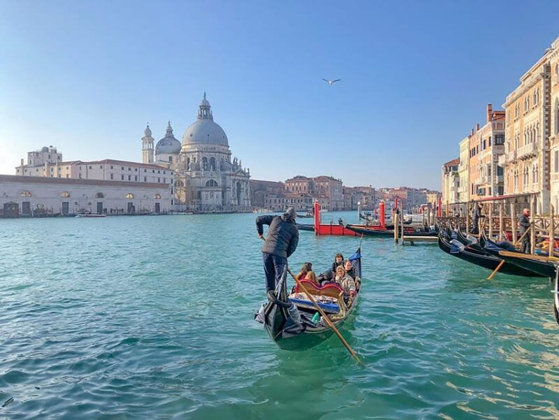 private-gondola-serenade-romantic-venice-night