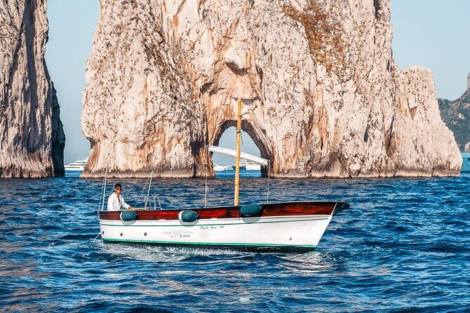 private-gozzo-boat-tour-of-capri-island