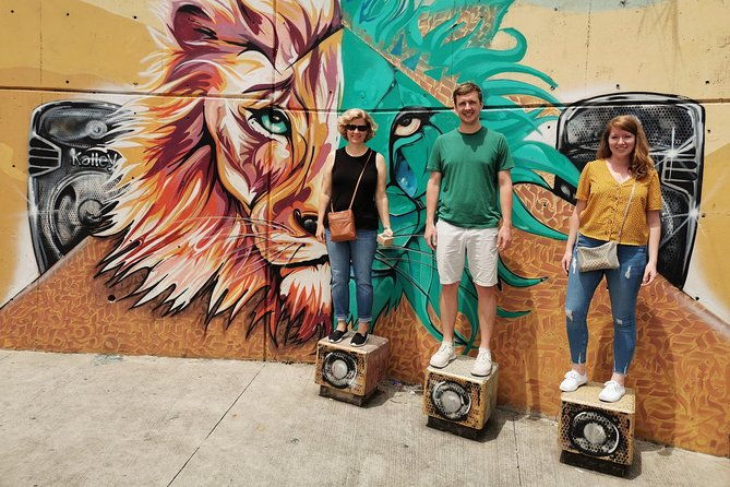 private-graffiti-tour-comuna-13-exotic-fruit-tasting-cable-car-ride