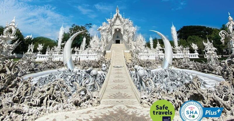 private-group-from-chiang-mai-white-temple-golden-triangle