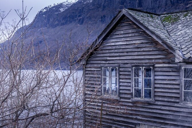 private-guided-tour-in-fjords-waterfalls-of-hardanger-norway