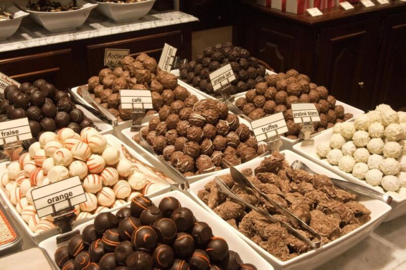 private-guided-tour-of-bruges-iconic-sites-chocolate