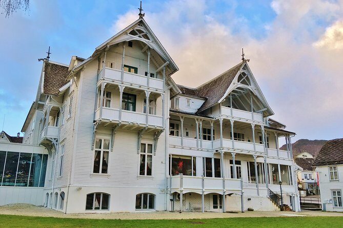 PRIVATE GUIDED TOUR: Queen of the Fjords - tour from Bergen, 6 hours - The Guided Experience: Knowledge and Authenticity