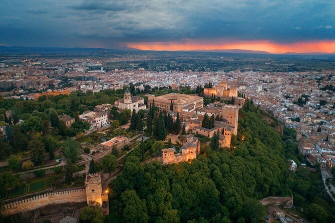 private-guided-tour-to-alhambra-with-tickets-to-city-monuments