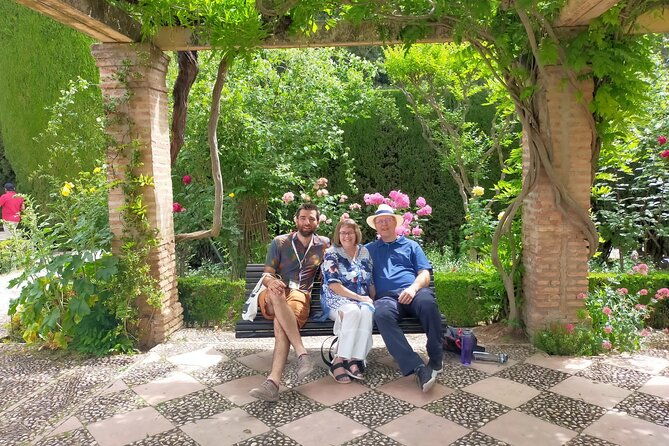 private-guided-tour-to-alhambra-with-tickets-to-city-monuments