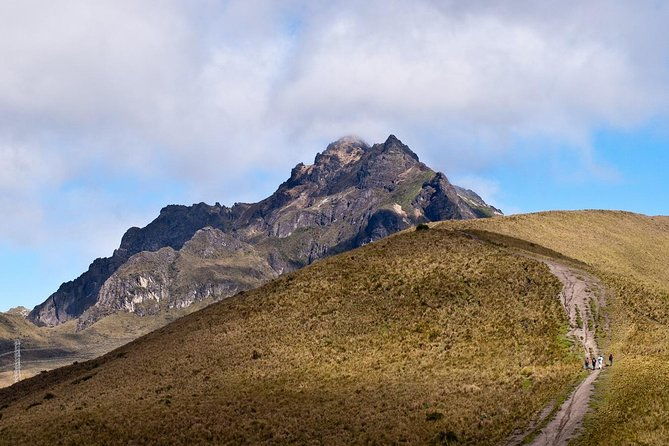 private-half-day-cable-car-and-horseback-tour-above-quito