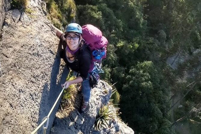 private-half-day-rock-climbing-experience-in-the-suesca-rocks