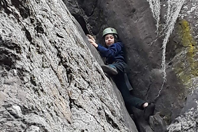 private-half-day-rock-climbing-experience-in-the-suesca-rocks