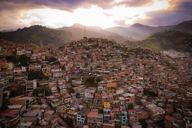 private-half-day-tour-to-comuna-13-in-medellin