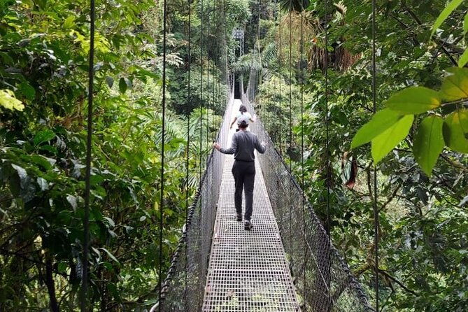 private-hanging-bridges-waterfall-tour-costarrican-lunch