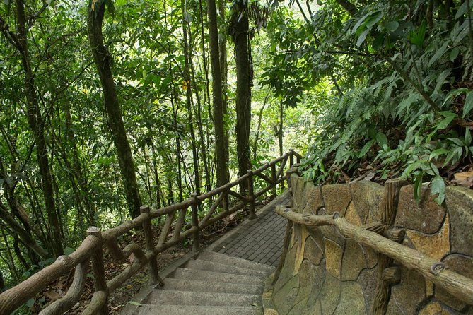 private-hanging-bridges-waterfall-tour-costarrican-lunch