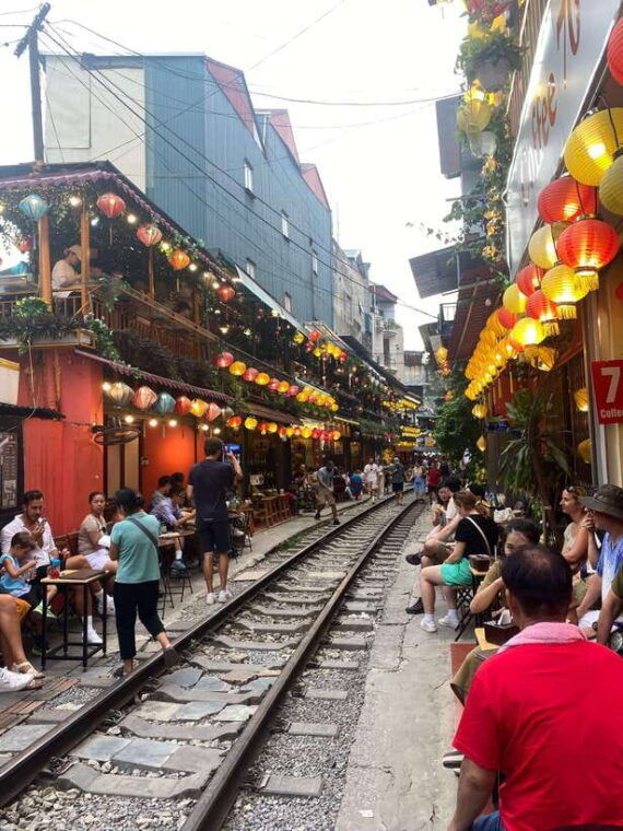 private-hanoi-city-half-day-with-guide-train-street