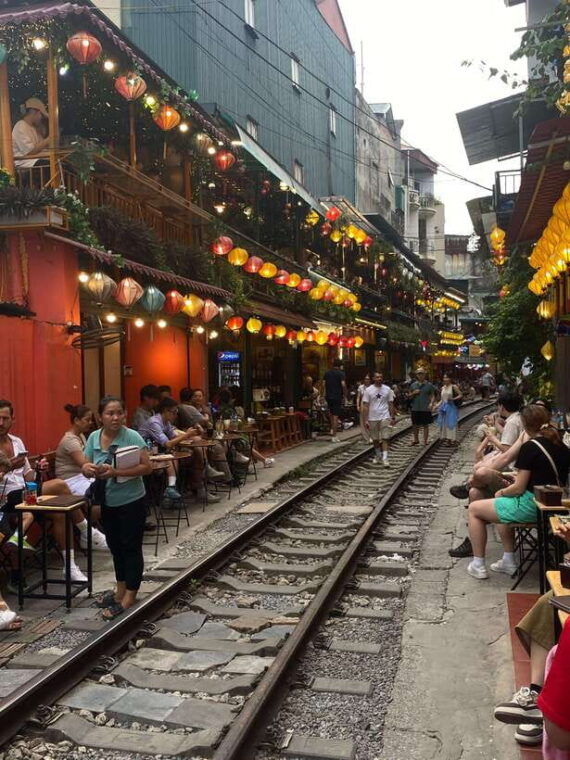 private-hanoi-city-half-day-with-guide-train-street