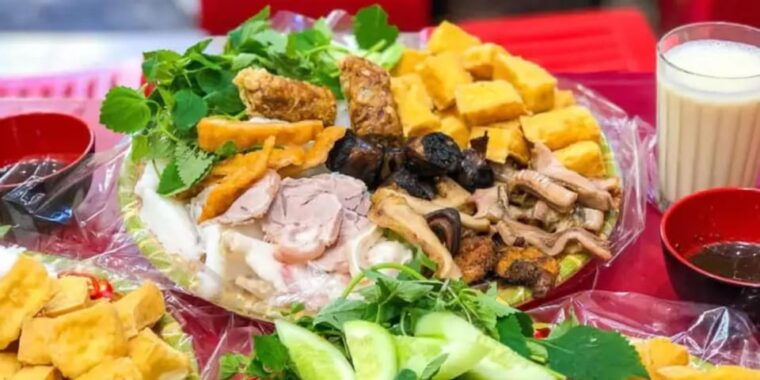 private-hanoi-food-tour-with-train-street