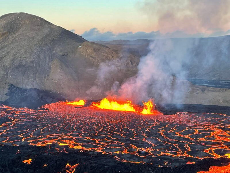 private-hiking-tour-volcanic-eruption-site-reykjanesbaer