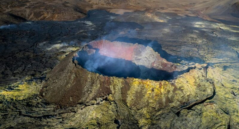 private-hiking-tour-volcanic-eruption-site-reykjanesbaer