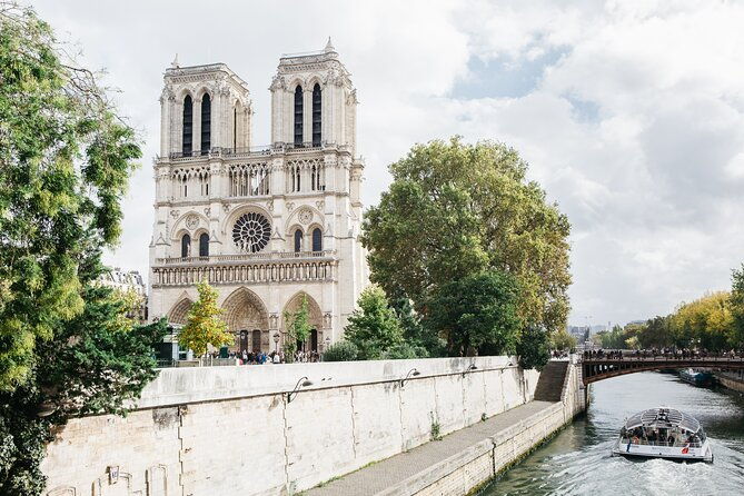 private-historical-tour-of-notre-dame-exterior-2