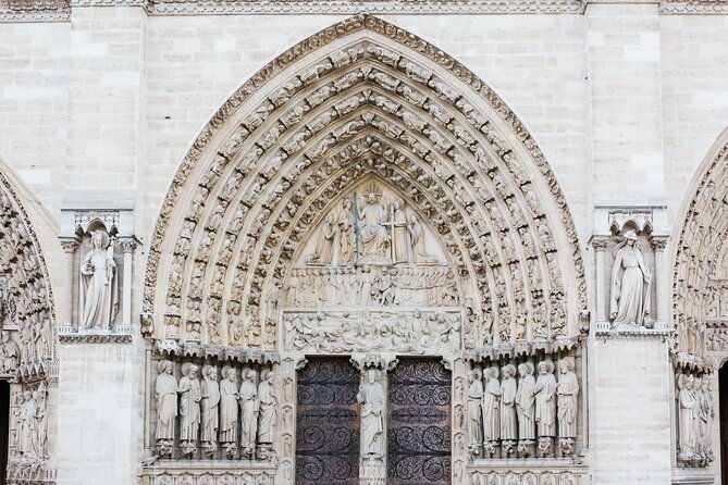 private-historical-tour-of-notre-dame-exterior-3