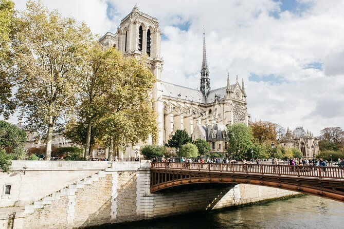 private-historical-tour-of-notre-dame-exterior