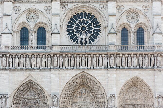 private-historical-tour-of-notre-dame-exterior