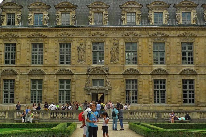 private-history-walking-tour-in-paris-for-teens-family