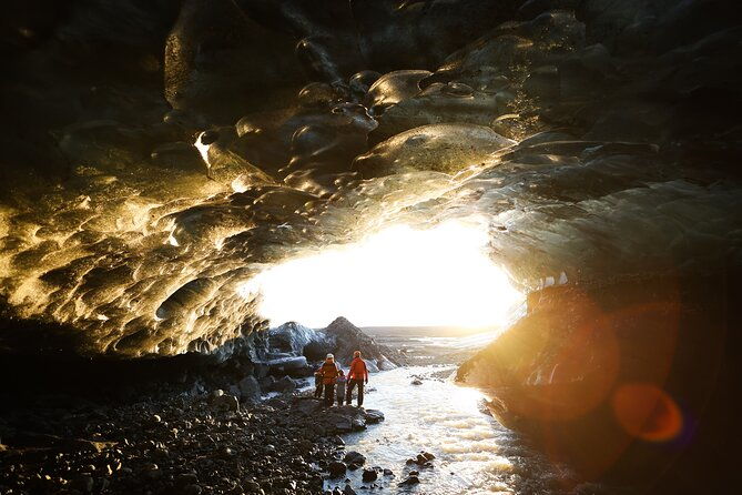 private-ice-cave-tour-in-vatnajokull-with-photographer