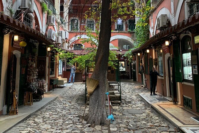 private-istanbul-shopping-tour-rugs-tiles-and-leather-shopping
