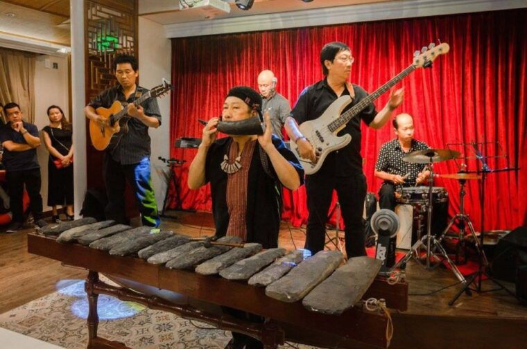 private-jeep-tour-saigon-by-night-cruise-dinner-with-music