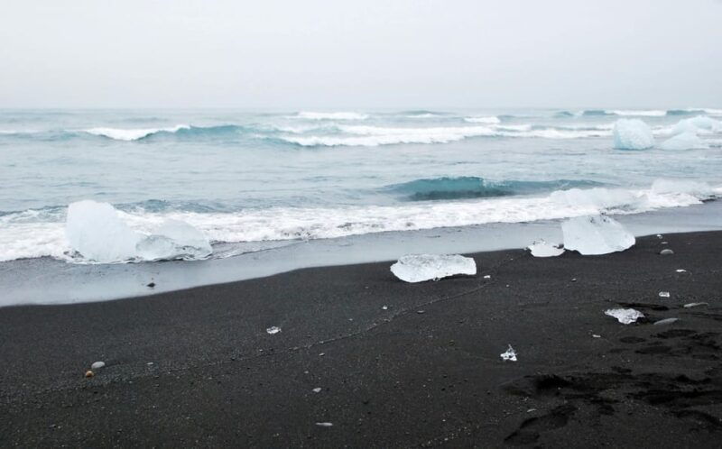 private-jokulsarlon-diamond-beach-black-sand-beach-tour