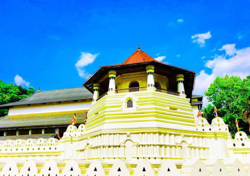 private-kandy-city-tuk-tuk-tour-and-cultural-dance-show