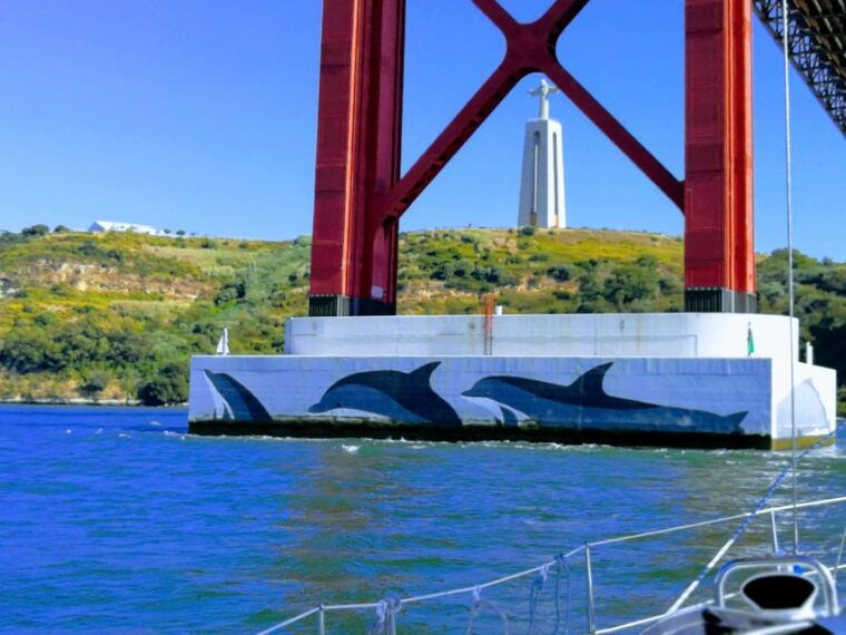 private-lisbon-sightseeing-sailing-boat-tour-with-locals